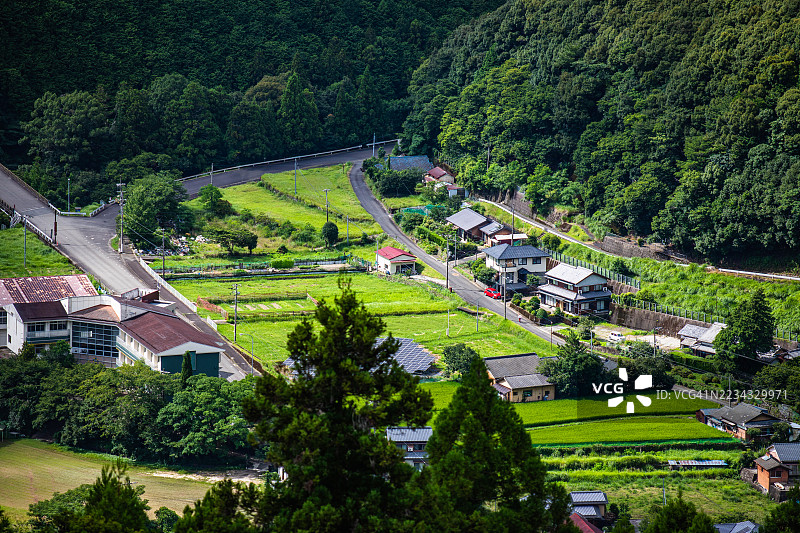 日本田边被郁郁葱葱的绿树环绕的乡村鸟瞰图图片素材
