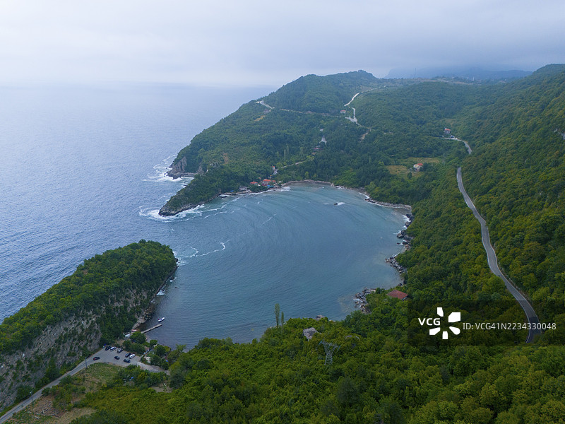 宁静海岸线的鸟瞰图,周围是森林覆盖的山脉和蜿蜒的道路,吉德罗斯·君多杜湾,君多杜,奇德,卡斯塔莫努省,黑海,土耳其图片素材