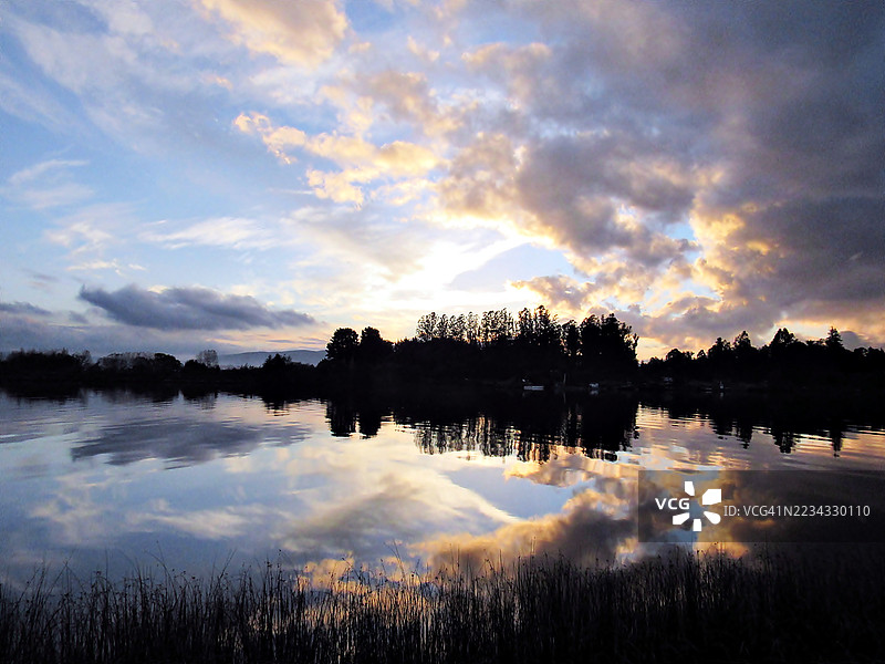 湖泊在日落时分映照天空的美丽景色图片素材