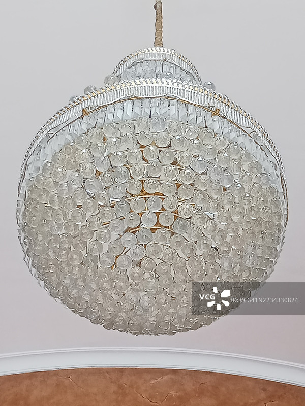 水晶吊灯悬挂在天花板上图片素材