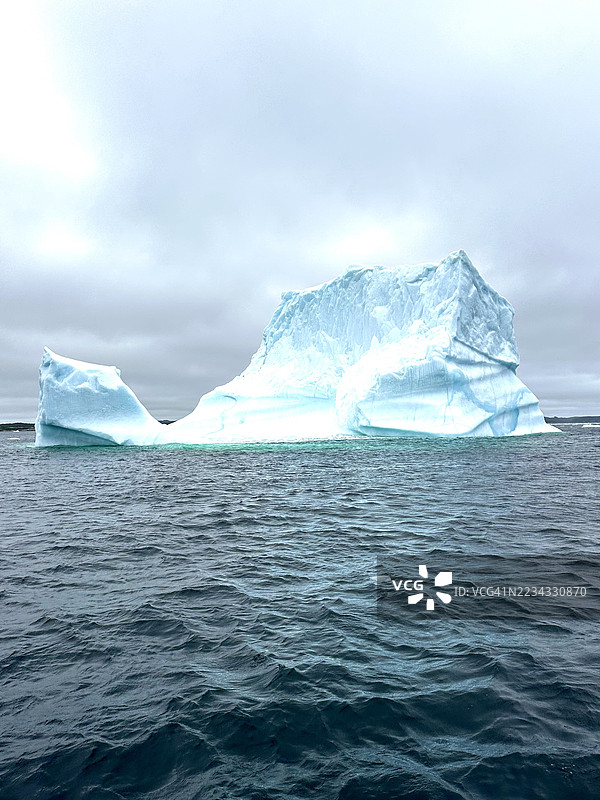 雄伟的冰山漂浮在海洋中图片素材
