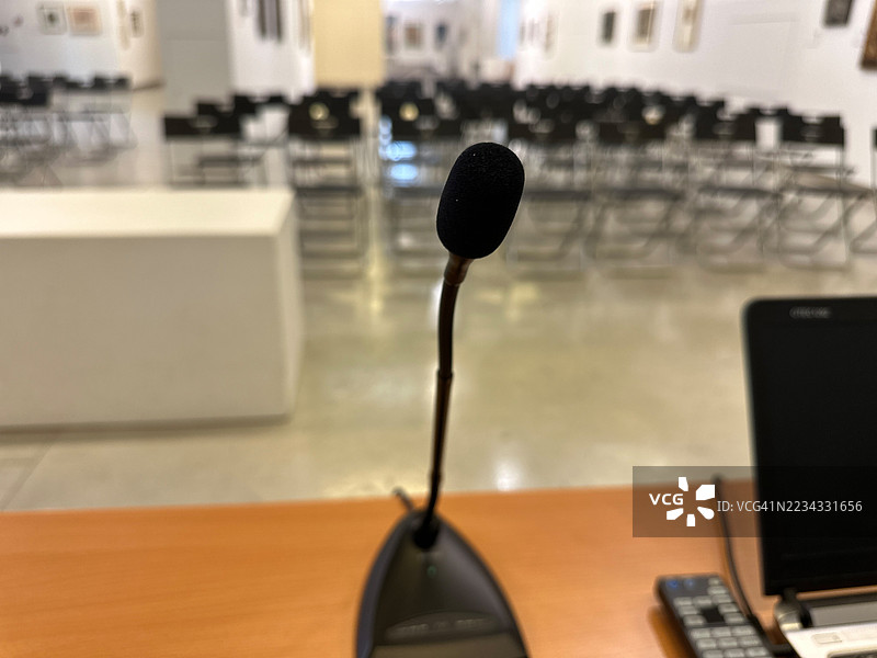 会议室的全景，前景中有一个麦克风。图片素材