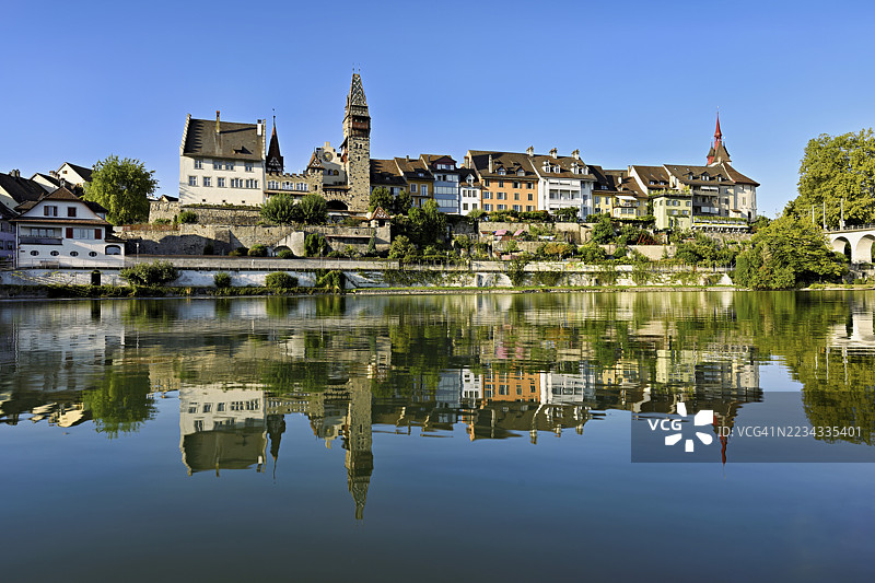 瑞士阿尔高州弗赖阿姆特的布雷姆加滕，前景是瑞乌斯河，背景是穆里-阿姆霍夫塔楼的古镇。图片素材