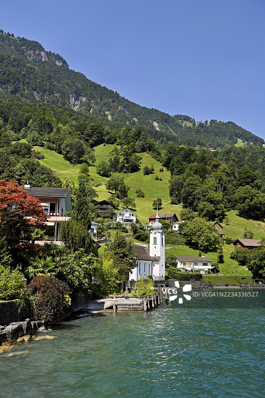 瑞士乌里州博恩村的景色，背景是卢塞恩湖和圣伊达罗马天主教堂。图片素材
