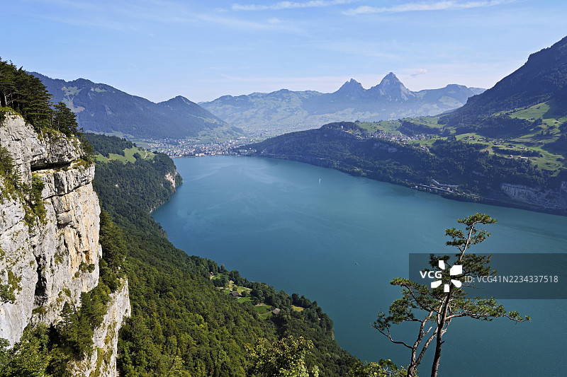 从塞利斯堡俯瞰卢塞恩湖，背景是布伦嫩以及小和大米滕，塞利斯堡，乌里州，瑞士图片素材