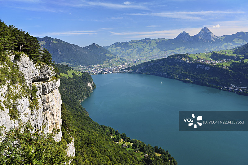 从塞利斯堡俯瞰卢塞恩湖，背景是布伦嫩以及小和大米滕，塞利斯堡，乌里州，瑞士图片素材