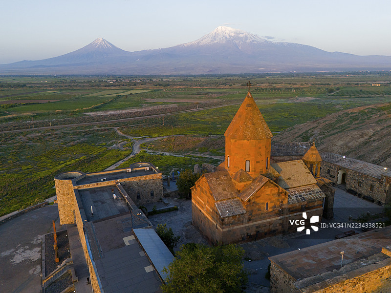 清晨阳光下的历史修道院,背景是阿拉拉特山,鸟瞰图,修道院乔尔维拉普,深深的地牢,背景是阿拉拉特山和小阿拉拉特,位于土耳其,阿拉拉特省,亚美尼亚图片素材