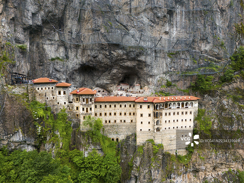 建在岩石上的修道院,红色屋顶,四周环绕着陡峭的岩壁,鸟瞰图,苏梅拉修道院,Sümela Manastırı,马奇卡,Macka,特拉布宗省,土耳其图片素材