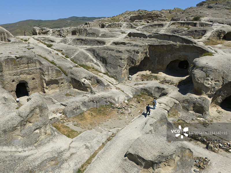 在晴朗的天空下，乌普利斯季赫洞穴城的砂岩洞穴结构的考古遗址，鸟瞰图，格鲁吉亚，希达卡特利地区，内卡特利地区。图片素材