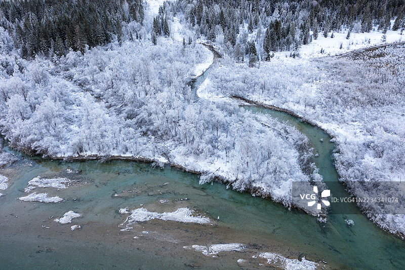 上伊萨河，位于西尔文施泰因水库，冬季的伊萨谷，上巴伐利亚，巴伐利亚，德国图片素材