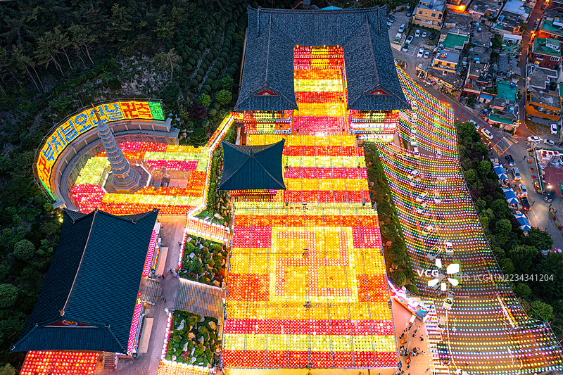 夜幕下的釜山三光寺灯笼节图片素材