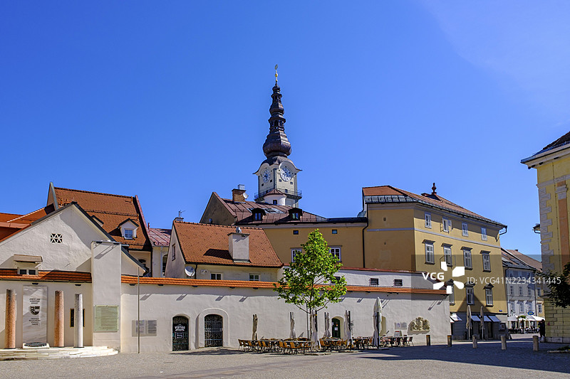 奥地利克恩顿州克拉根福特，圣埃吉迪教区教堂旁的乡村庭院图片素材