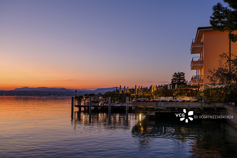 意大利威尼托地区加尔达湖上的西尔米奥尼日落图片素材