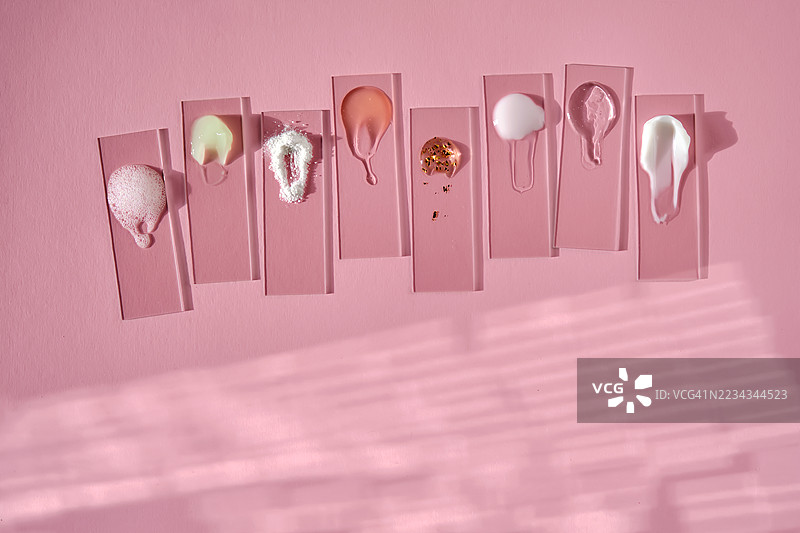 粉色背景上的各种护肤产品图片素材