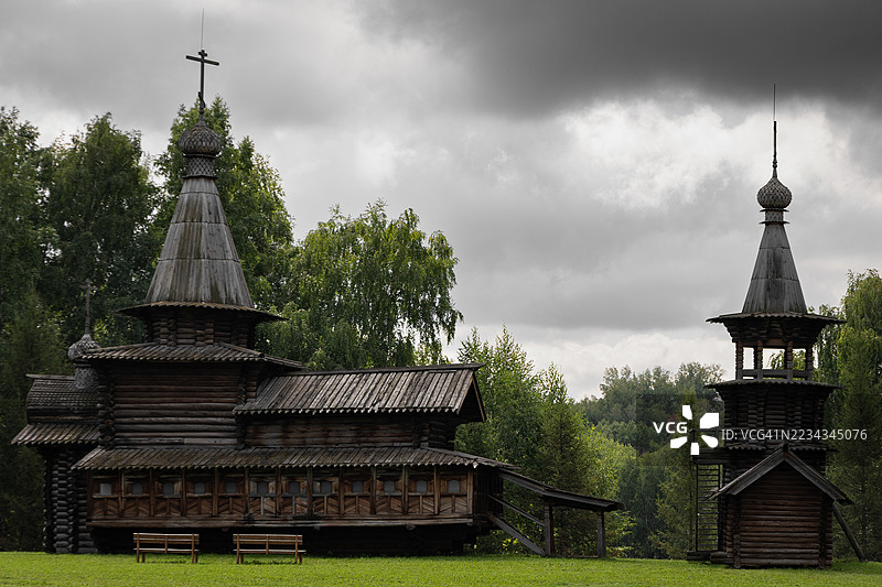 木制东正教教堂与多云的天空图片素材