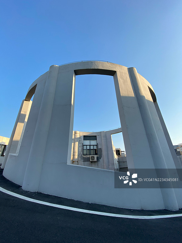 现代建筑结构与晴朗的蓝天，广州，中国图片素材