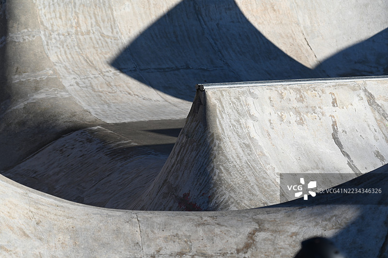 阳光下的混凝土滑板公园坡道图片素材