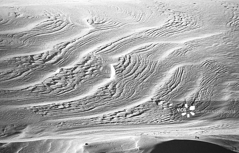 法国蒂涅的黑白纹理沙丘图片素材