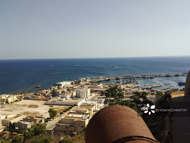 俯瞰地中海的海滨小镇，天气晴朗，突尼斯，克利比亚图片素材