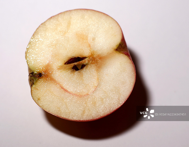 白色背景上切片苹果的俯视图图片素材