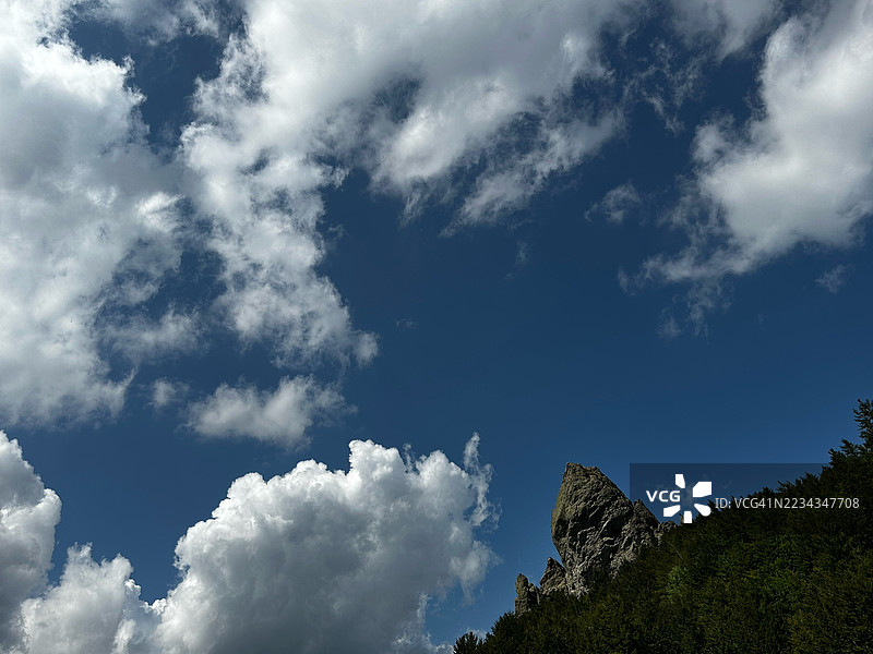 意大利岩山峰上云层笼罩的戏剧性天空图片素材