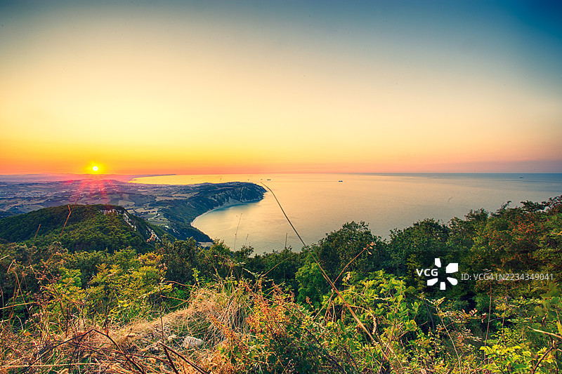 意大利西罗洛的蒙特科内罗壮丽的海岸日落风景图片素材