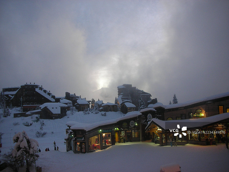 黄昏时分的雪山村庄，阿沃里亚兹，法国图片素材