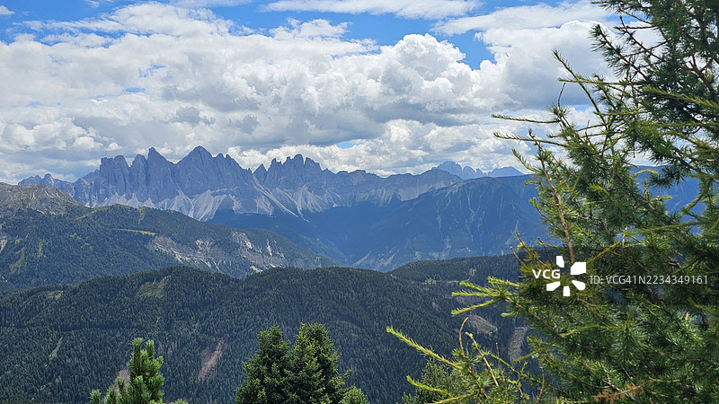 意大利布雷萨诺内的雄伟山脉在多云的天空下图片素材