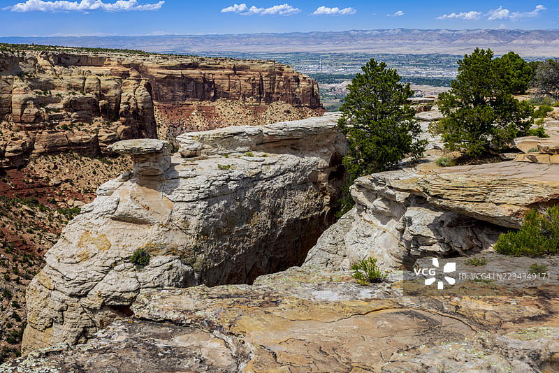 沙漠景观中的壮丽岩石 formations，位于美国大章克申，冷颤点观景台图片素材