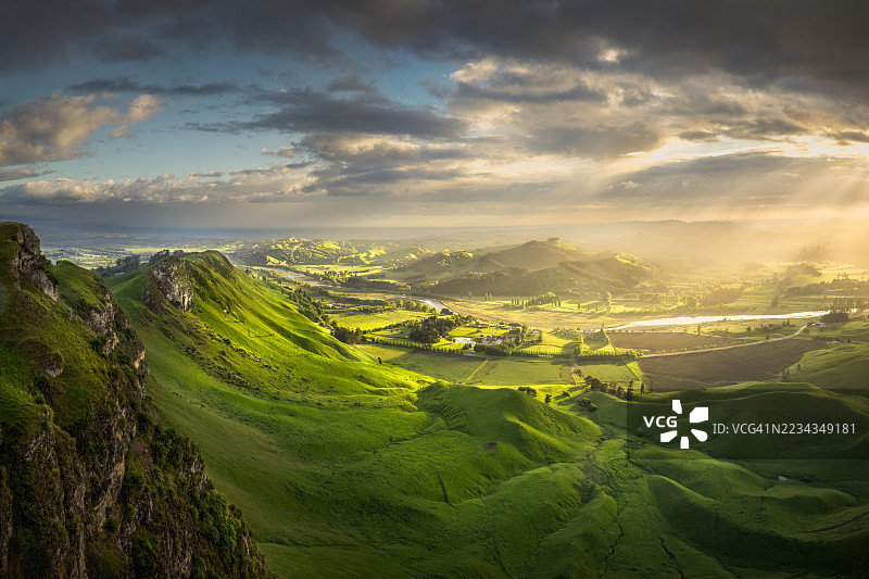 新西兰哈夫洛克北部日落时分的壮丽丘陵和农田风景图片素材