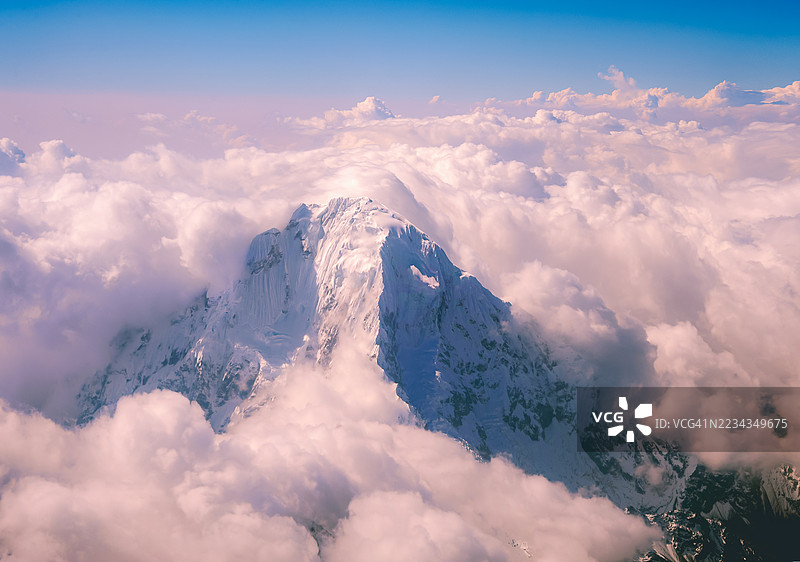 雄伟的雪山峰穿透云层，秘鲁图片素材