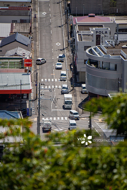 日本新宫市的高角度城市街道，汽车与建筑交错。图片素材