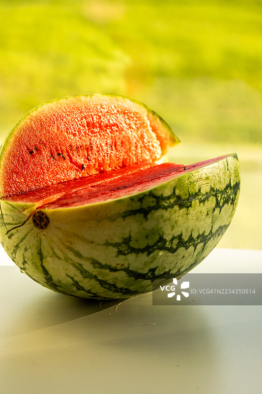新鲜切开的西瓜放在桌子上图片素材