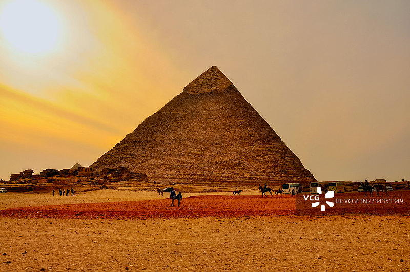 吉萨大金字塔在日出时分图片素材