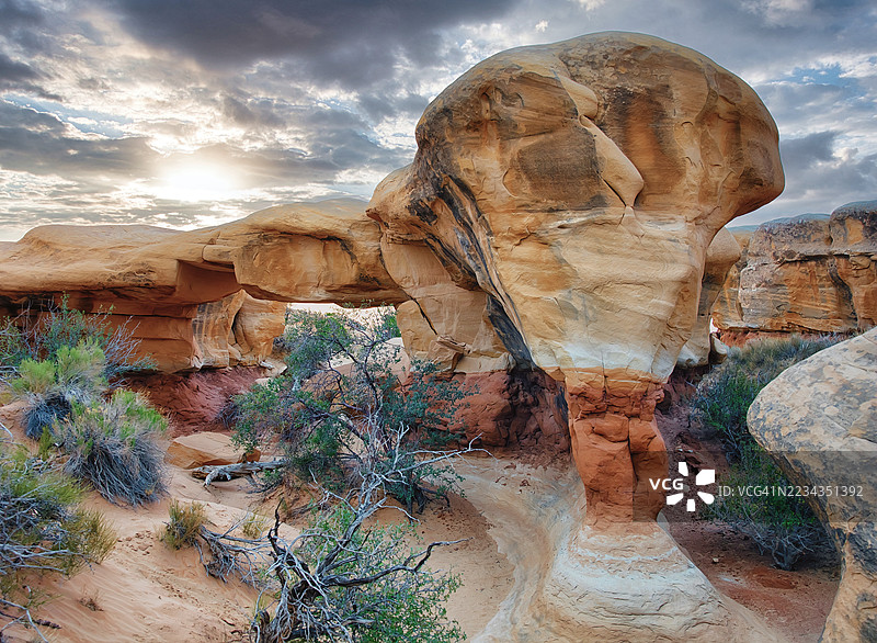 沙漠景观中的壮观岩石 formations 在日落时分，埃斯卡兰特，美国图片素材