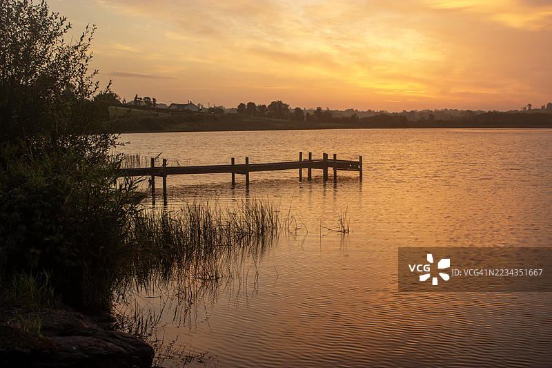 爱尔兰卡范的日落宁静湖泊与木栈道图片素材