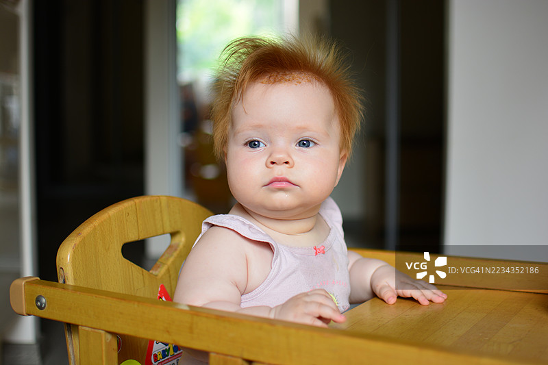 宝宝坐在家里的高脚椅上图片素材
