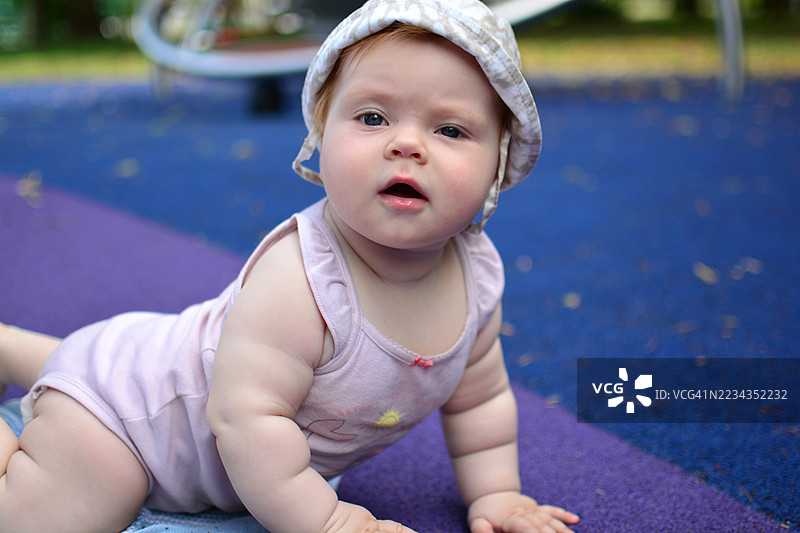 小女孩在地垫上爬行图片素材