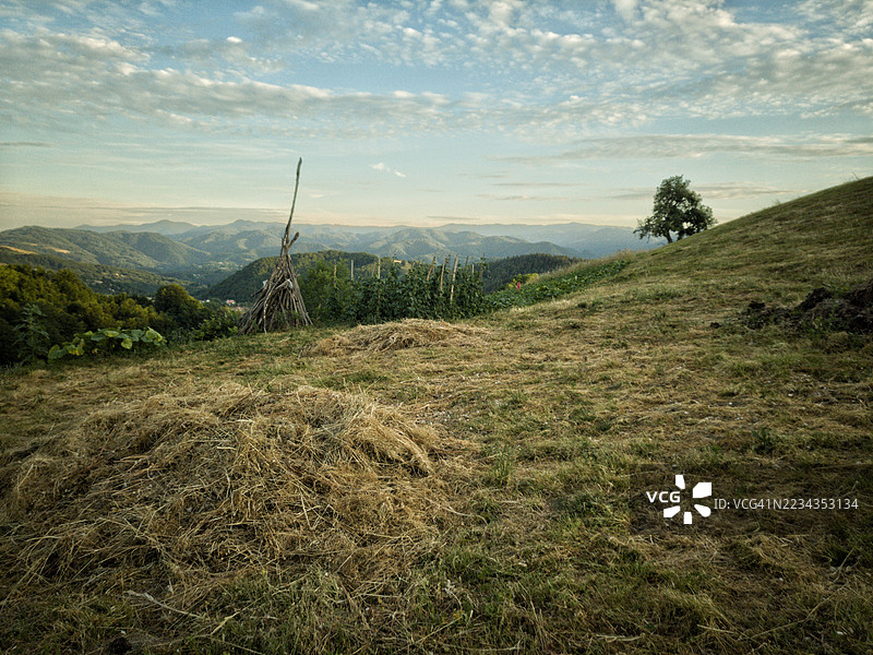 宁静的山地风景， haystack 和远处的丘陵，波斯尼亚和黑塞哥维那，Mladikovine图片素材