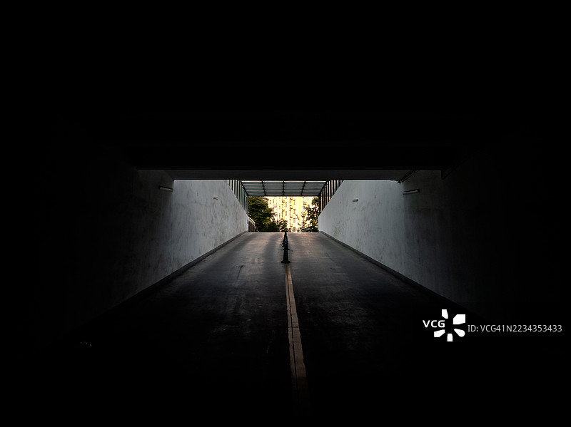 隧道尽头有光的男人剪影， 中国图片素材