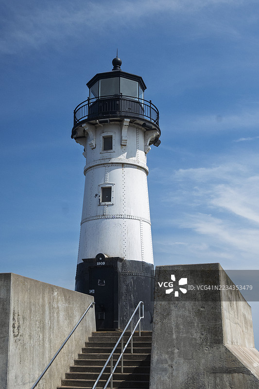 灯塔与通往清澈蓝天的楼梯图片素材