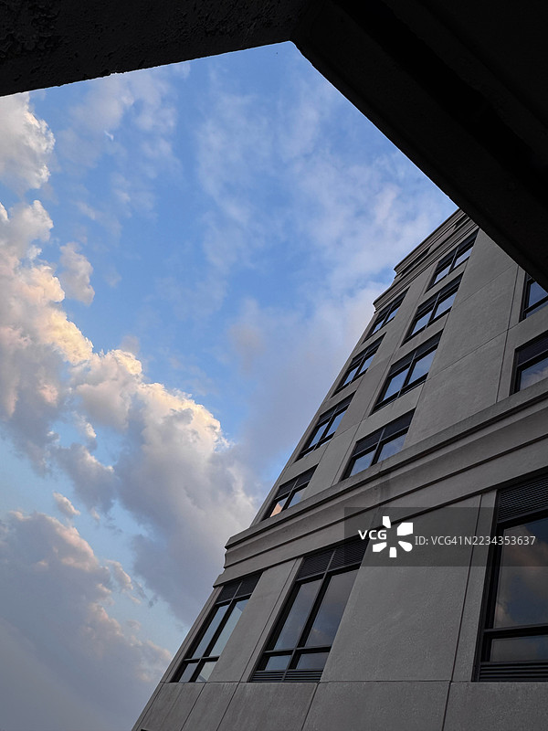 现代建筑与多云的天空图片素材