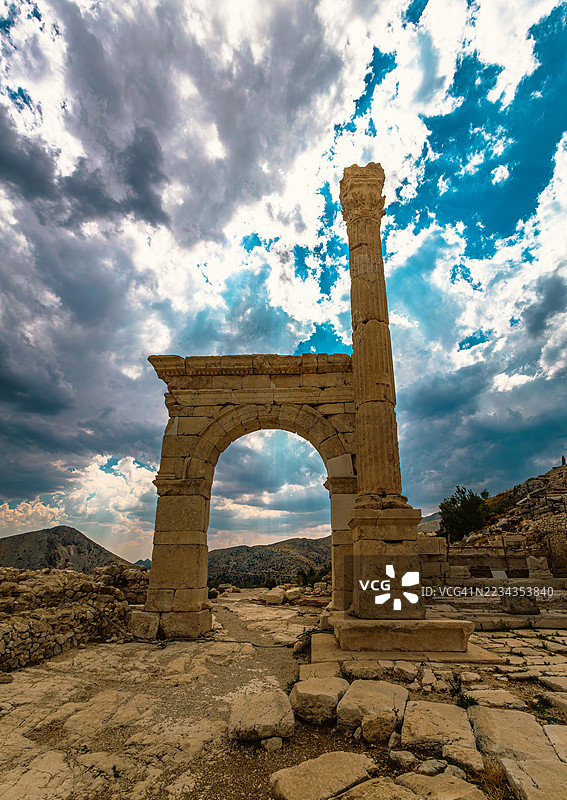 土耳其巴拉萨加拉索斯古城，戏剧性的云天下的古老遗迹图片素材