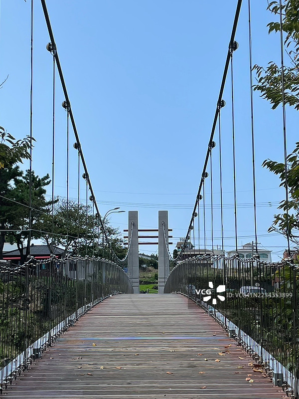 悬索桥与晴朗的蓝天图片素材