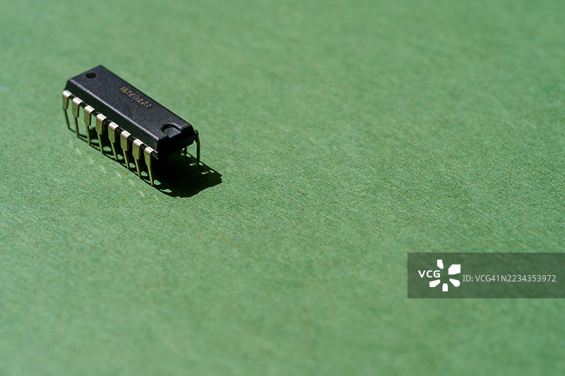 集成电路在绿色背景上投下阴影图片素材