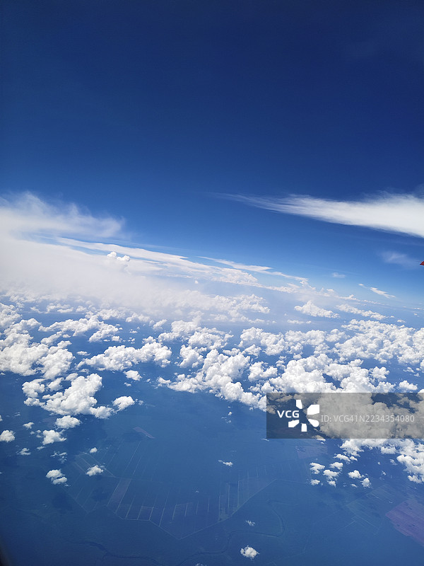 陆地和海洋上空的云层鸟瞰图，印尼，基安邦湾图片素材