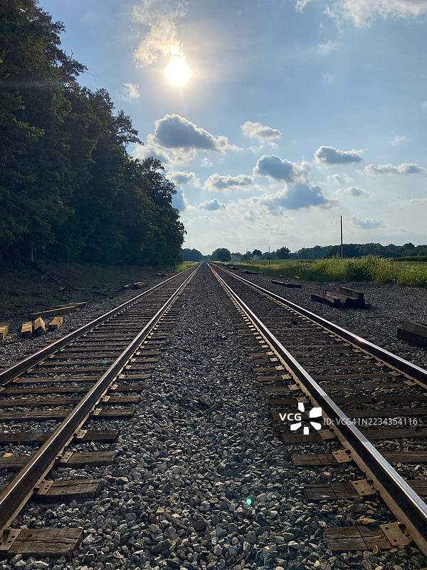 阳光明媚下的铁路轨道延伸至地平线，哥伦比亚市，美国图片素材