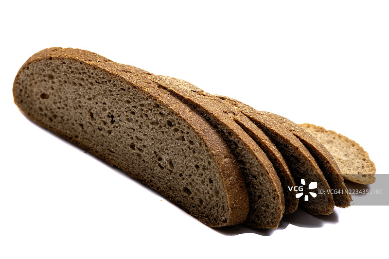 白色背景上的切片棕色面包图片素材