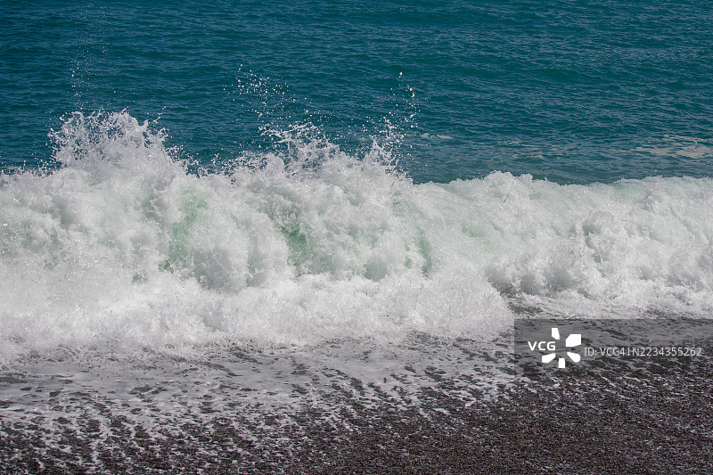 海浪拍打着岩石海岸图片素材