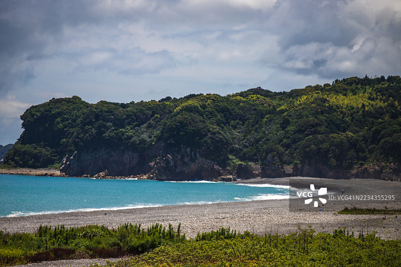 岩石海岸与蓝色海洋的海岸风景图片素材
